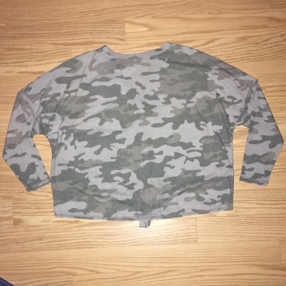 Camouflage Button-Front Crop Style Top - Picture 2 of 6